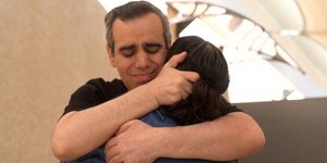 O Όμρι Μιράν αγκαλιάζει τη σύζυγό του μετά από 738 ημέρες