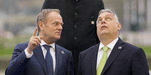 Ο Ντόναλντ Τουσκ δείχνει κάτι ψηλά στον Βίκτορ Ορμπαν