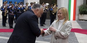 Θερμό το κλίμα στην συνάντηση των πρωθυπουργών της Ουγγαρίας και της Ιταλίας, Όρμπαν και Μελόνι