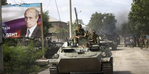 Στρατιώτες της νότιας Οσετίας στη Γεωργία το 2008 πάνω σε άρμα, υποστηριζόμενοι από την Ρωσία στην οποία τότε ο Βλαντίμιρ Πούτιν ήταν πρωθυπουργός 