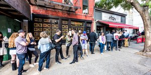 Κόσμος έχει σχηματίσει ουρά έξω από πιτσαρία στο Μπρούκλιν της Νέας Υόρκης