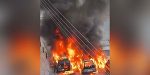 Αυτοκίνητο λαμπάδιασε εν κινήσει στον Άλιμο -Στάχτη ακόμα δύο