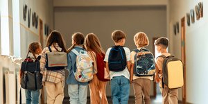 παιδια πλατη τσαντα