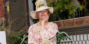 Η Πάμελα Άντερσον έξω από το pop-up κατάστημά της στο Σόχο της Νέας Υόρκης 