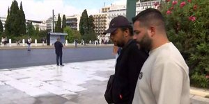 Η στιγμή της απομάκρυνσης του Πάνου Ρούτσι από το Σύνταγμα