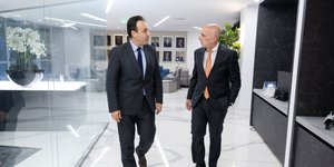 Ο υπουργός Ψηφιακής Διακυβέρνησης, Δημήτρης Παπαστεργίου με τον πρόεδρο του ΕΒΕΑ, Γιάννη Μπρατάκο