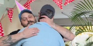 Με πάρτι στο σπίτι του υποδέχθηκαν τον Γιώργο Καράβα μετά την επιστροφή του από τον Αγιο Δομίνικο