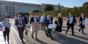 Δημοσιογράφοι αποχωρούν από το Πεντάγωνο αντιδρώντας στους νέους κανόνες του υπουργού Άμυνας