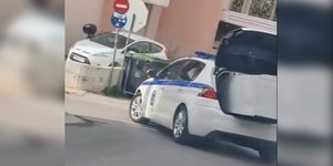 Mεταφορά ψυγείου με περιπολικό