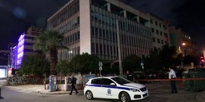 Περιπολικό σε κτίριο του υπ. Αναπτυξης