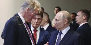 Ο Ρώσος πρόεδρος Βλαντίμιρ Πούτιν με τον εκπρόσωπο του Κρεμλίνου, Ντμίτρι Πεσκόφ