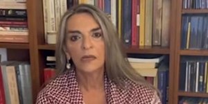 Viral το βίντεο της Πέτης Πέρκα που λέει «με απήγαγαν οι Ισραηλινοί» από το... σαλόνι της