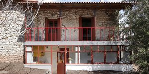 Εξωτερικά παραδοσιακό, εσωτερικά μοντέρνο -Το σπίτι στην Πελοπόννησο που σε αιφνιδιάζει