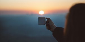 Ένα παράδοξο κόλπο επανέρχεται κάθε τόσο στο προσκήνιο: ο λεγόμενος coffee nap, δηλαδή ο συνδυασμός καφέ και σύντομου ύπνου / PEXELS