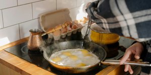 Ένα πρωινό πλούσιο σε πρωτεΐνη - όπως μια ομελέτα με λαχανικά - βοηθά στη σταθεροποίηση της ενέργειας και υποστηρίζει την παραγωγή ντοπαμίνης και νοραδρεναλίνης / SHUTTERSTOCK