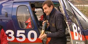 O Ντιντιέ Ντελσάλ πανηγυρίζει με σαμπάνια έξω από ελικόπτερο