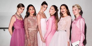 Ηλέκτρα και Ευγενία Νιάρχου με τις φίλες τους στο Pink Ball του Βρετανικού Μουσείου 