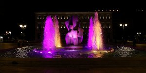 H πλατεία Κοτζιά στα ροζ με μήνυμα για τον καρκίνο του μαστού