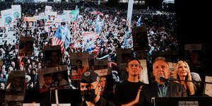 Συγκέντρωση στην πλατεία ομήρων