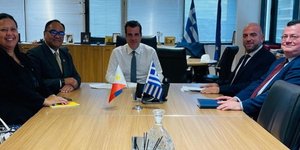 O Θάνος Πλεύρης με το πρέσβη των Φιλιππίνων στην Ελλάδα