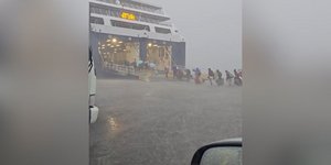 Κακοκαιρία στο λιμάνι της Πάρου