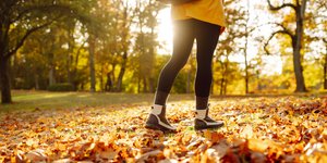 ποδια πεσμενα φυλλα