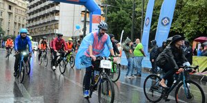 Ποδηλατικός γύρος Αθήνας υπό βροχή 
