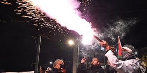 Άτομο με καλυμένα τα χαρακτηριστικά κάνει ρίψη φωτοβολίδας έξω από την πρεσβεία του Ισραήλ