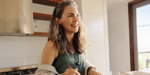 Γυναίκα που ετοιμάζει πρωινό 