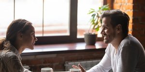 Το μυστικό των τριών δευτερολέπτων: H απλή τεχνική μιας ψυχολόγου για επιτυχία στα ραντεβού