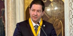 Ο Χρυσός Σταυρός της εν Δωδεκανήσω στον Πρυτανη του ΕΚΠΑ, Γεράσιμο Σιάσο