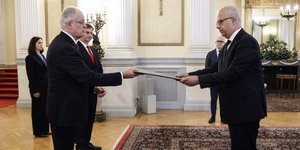 Οι πρέσβεις Ολλανδίας, Λιβάνου και Λουξεμβούργου επέδωσαν τα διαπιστευτήριά τους στον ΠτΔ Κ. Τασούλα [εικόνες]
