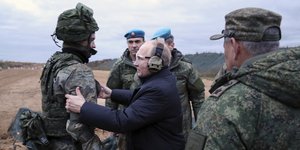 Ο Ρώσος πρόεδρος, Βλαντιμίρ Πούτιν ενθαρύνει έφεδρο στρατιώτη το 2022 