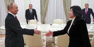 Ο Ρώσος πρόεδρος Βλάντιμιρ Πούτιν με την υπουργό Εξωτερικών της Βόρειας Κορέας Τσε Σον Χούι στο Κρεμλίνο