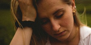 «Μικρο-απορρίψεις»: Πώς τα μικρά, αθόρυβα «όχι» στις σχέσεις αφήνουν σημάδια στην ψυχολογία μας