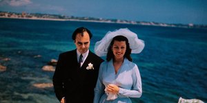 20 κιλά χαβιάρι, 450 λίτρα κολόνια και ένα γαλάζιο νυφικό: Ο λιγότερο γνωστός γάμος της Ρίτα Χέιγουορθ με έναν πρίγκιπα