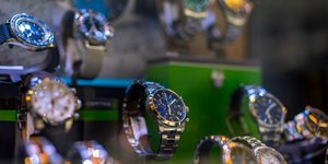 Ρολόγια σε βιτρίνα κοσμηματοπωλείου