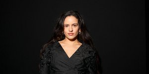 Ποια είναι η Rosalía; Ο «χαμαιλέοντας» της μόδας που εντυπωσίασε στον Dior και σχεδιάζει για τα Zara