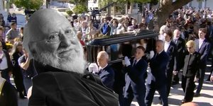 Ο Διονύσης Σαββόπουλος οδηγείται στην τελευταία του κατοικία στο Α' Νεκροταφείο