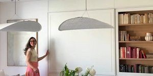 Πριν και μετά: Aπό ένα παλιομοδίτικο και μη λειτουργικό σαλόνι σε ένα μοντέρνο σαλόνι με ένα έξυπνο έπιπλο που κρύβει την τηλεόραση