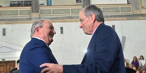 Χειραψία Σαμαρά με Καραμανλή