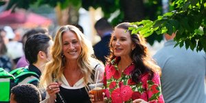 Αυτό το χρώμα στα ρούχα «σβήνει» την κούραση από το πρόσωπο, σύμφωνα με fashion stylists