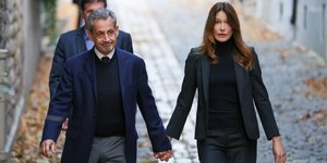 Ο Νικολά Σαρκοζί κρατά σφιχτά το χέρι της Κάρλα Μπρούνι, καθώς οδεύει προς τη φυλακή