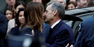 To φιλί Σαρκοζί-Κάρλα Μπρούνι λίγο πριν ο πρώην Πρόεδρος της Γαλλίας μπει στη φυλακή