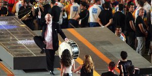 Ο Διονύσης Σαββόπουλος στην τελετή λήξης των Ολυμπιακών Αγώνων 2004 στην Αθήνα