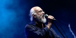 Ο Διονύσης Σαββόπουλος στη σκηνή