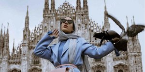 Η ιταλική μόδα βρίσκεται στο κέντρο ενός σκοτεινού υφάσματος από απάτες, παράνομες πρακτικές και σκάνδαλα που απειλούν να ξεφτίσουν το ίδιο το νήμα της φήμης της / SHUTTERSTOCK