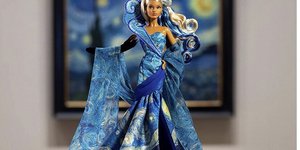 Η Barbie x Vincent van Gogh: η γνωστή κούκλα φοράει φόρεμα που αναπαράγει τους στροβιλισμούς του ουρανού στο The Starry Night / ΜοΜΑ