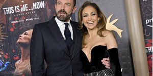 Οι PRίστες της κρίσης και τα τρολ του διαδικτύου είναι οι δύο όψεις της ίδιας μηχανής: του αθέατου εργοστασίου που κόβει και ράβει την εικόνα των σελέμπριτις σε πραγματικό χρόνο / GETTY