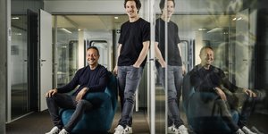 Οι Πάνος και Τρύφωνας Αντωνακάκης είναι δύο Έλληνες επιστήμονες / επιχειρηματίες με έδρα τη Γενεύη / Multiwave Technologies